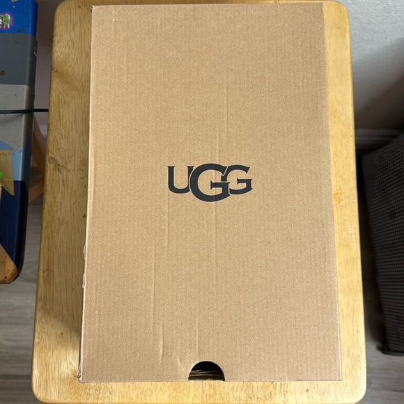 BRAND NEW!!!!! Lucky Green Uggs - Picture 1 of 8
